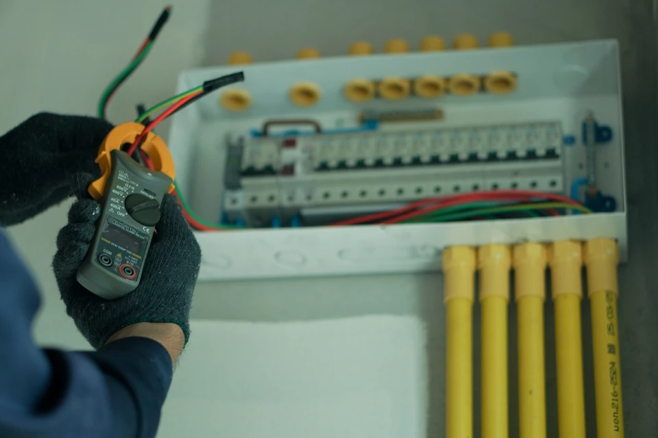 Vaste entrepôt industriel en cours d'aménagement avec ouvriers équipés d'échafaudages mobiles effectuant des travaux d'installation
