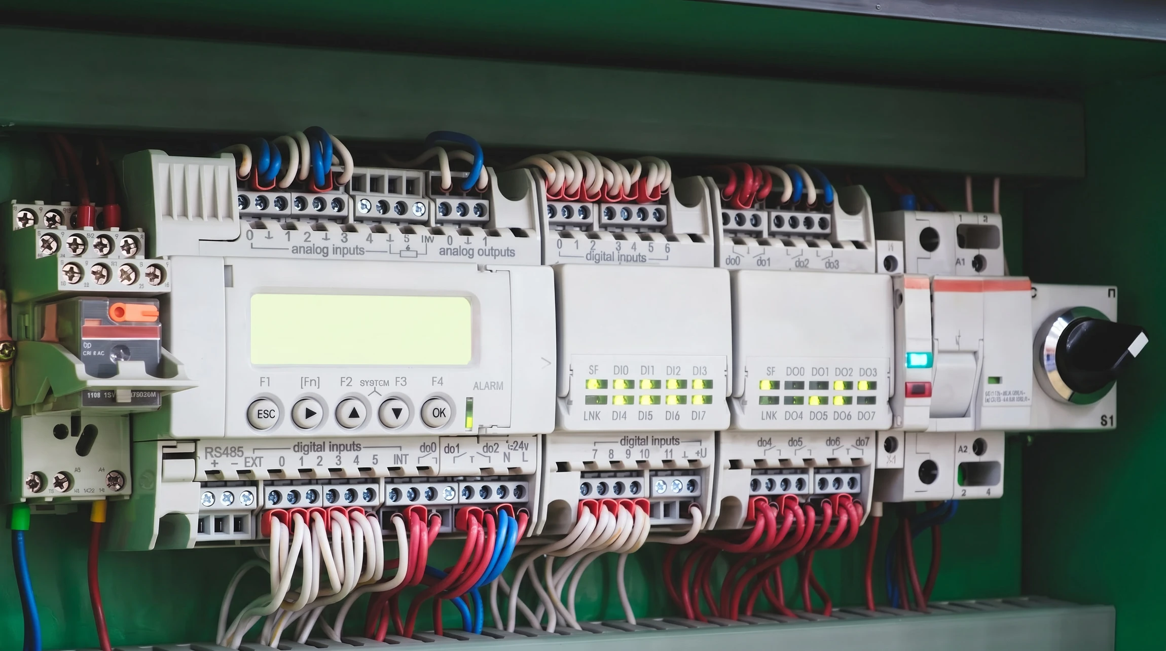 Électricien en équipement de protection individuelle travaillant sur un tableau électrique résidentiel
